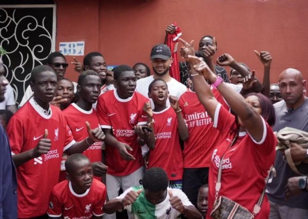 配资猫 加克波假期造访多哥赠送利物浦球衣及食物，受到当地民众欢迎